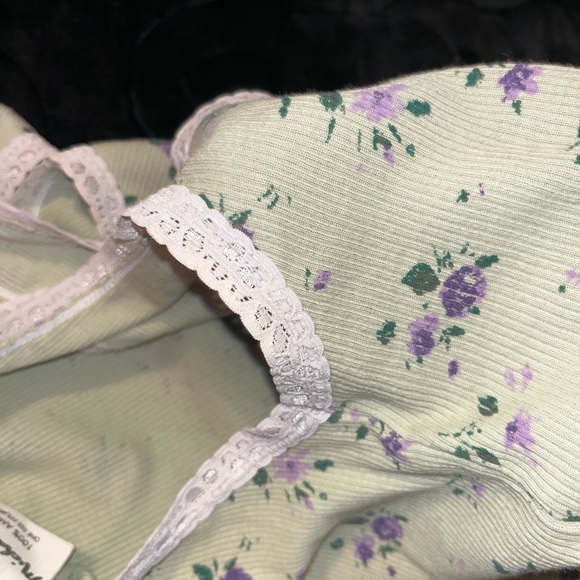 green floral cropped top with delicate lace border 🌿🌿 - Picture 4 of 5